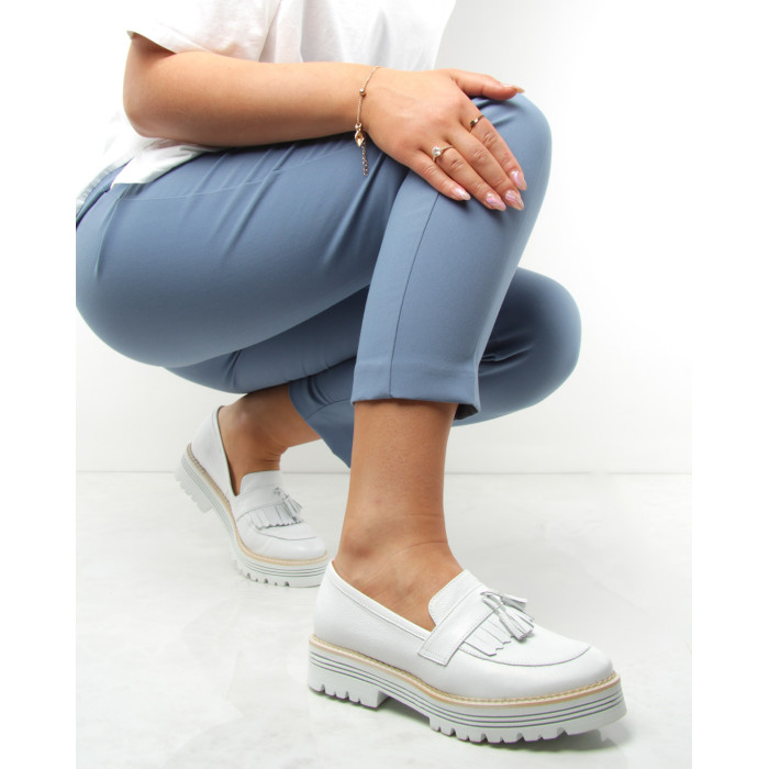 Białe mokasyny z ozdobnym frędzlem