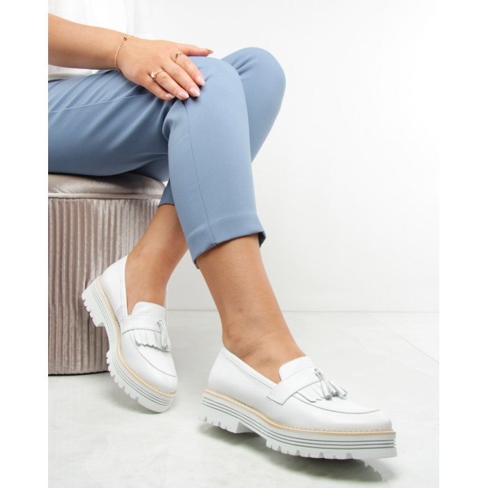 Białe mokasyny z ozdobnym frędzlem