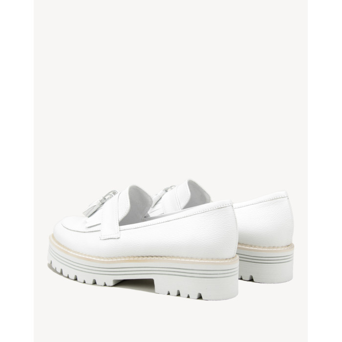 Białe mokasyny z ozdobnym frędzlem