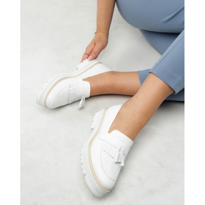 Białe mokasyny z ozdobnym frędzlem