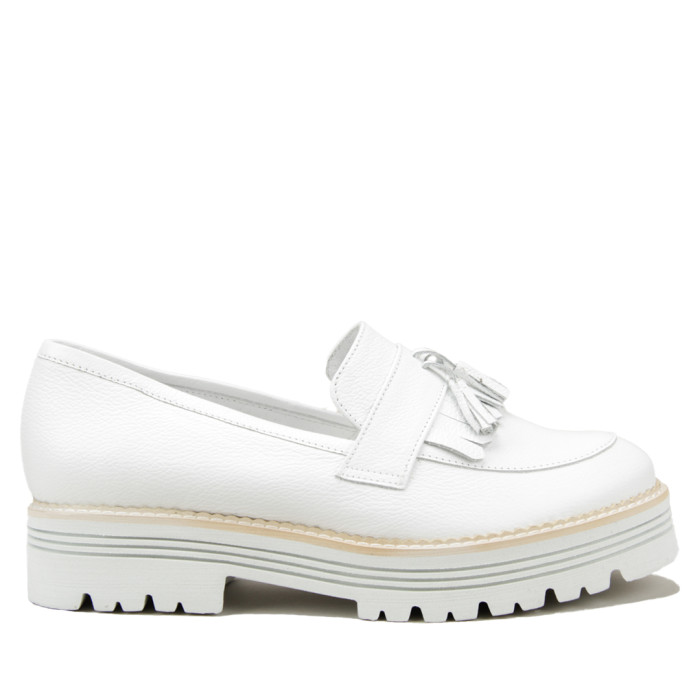 Białe mokasyny z ozdobnym frędzlem