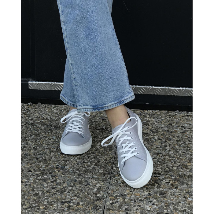 Lilac leather sneakers