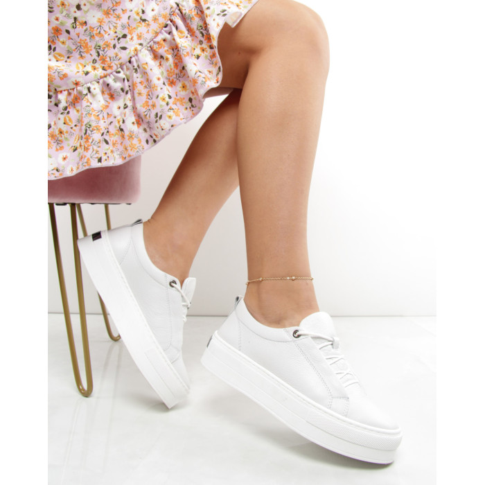 Białe trampki na wysokiej podeszwie