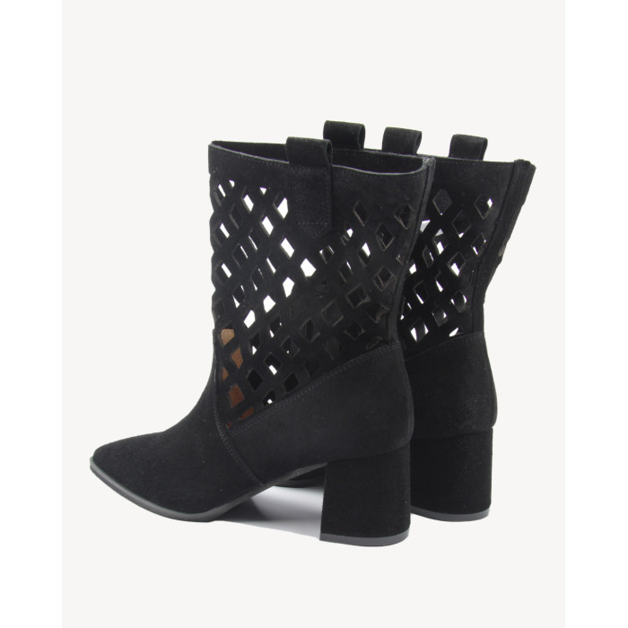 Czarne botki welurowe z matrycowaną cholewką