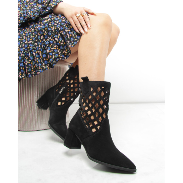 Czarne botki welurowe z matrycowaną cholewką