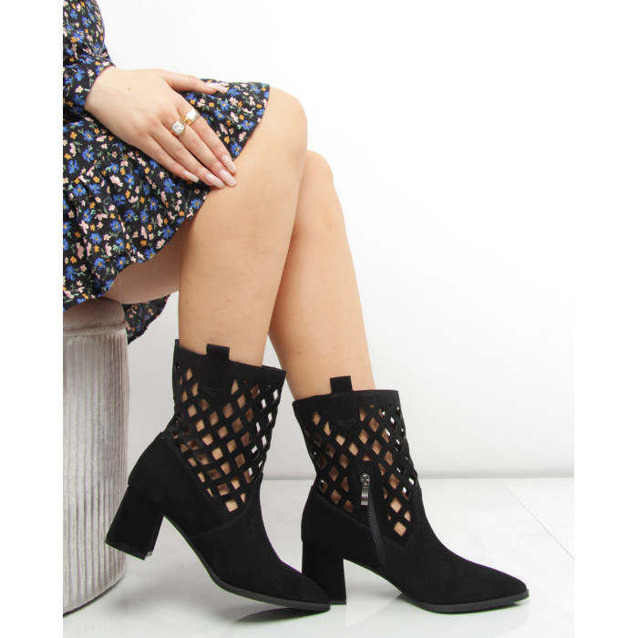 Czarne botki welurowe z matrycowaną cholewką