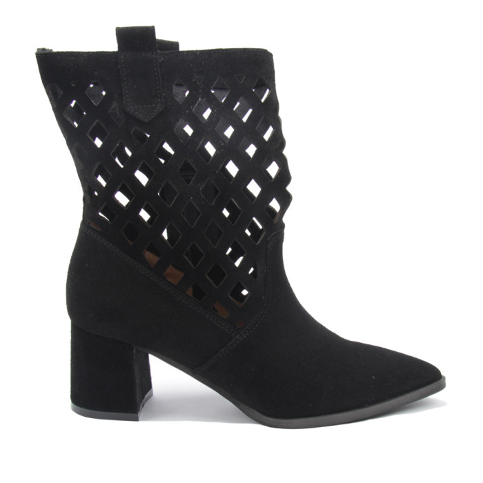 Czarne botki welurowe z matrycowaną cholewką