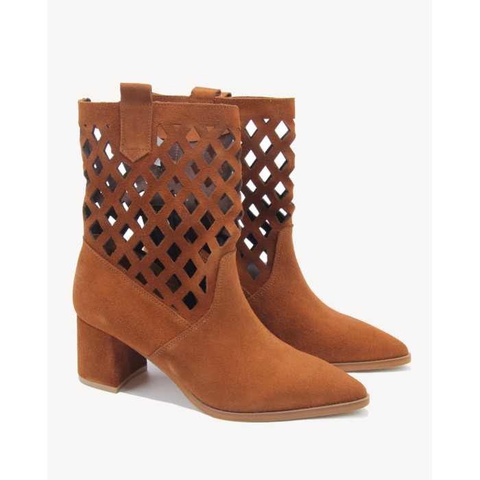 Rude botki welurowe z matrycowaną cholewką