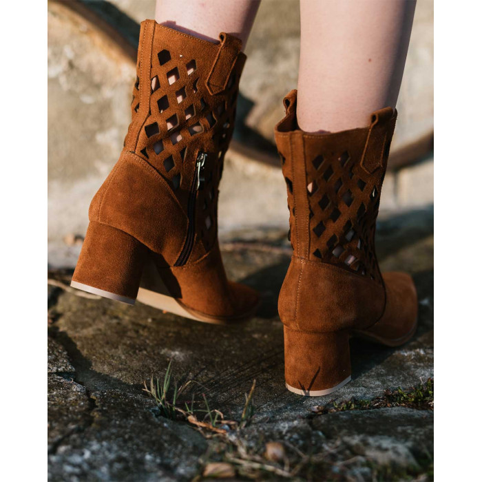 Rude botki welurowe z matrycowaną cholewką