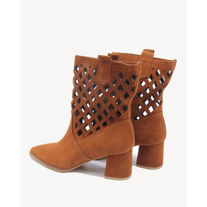 Rude botki welurowe z matrycowaną cholewką