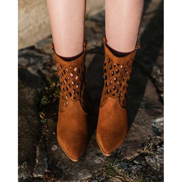 Rude botki welurowe z matrycowaną cholewką