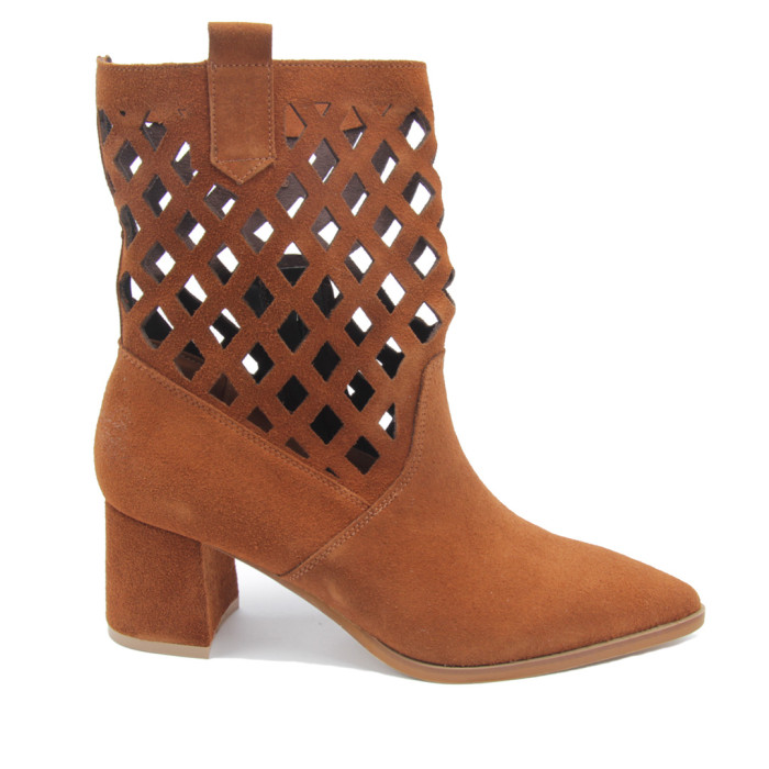 Rude botki welurowe z matrycowaną cholewką