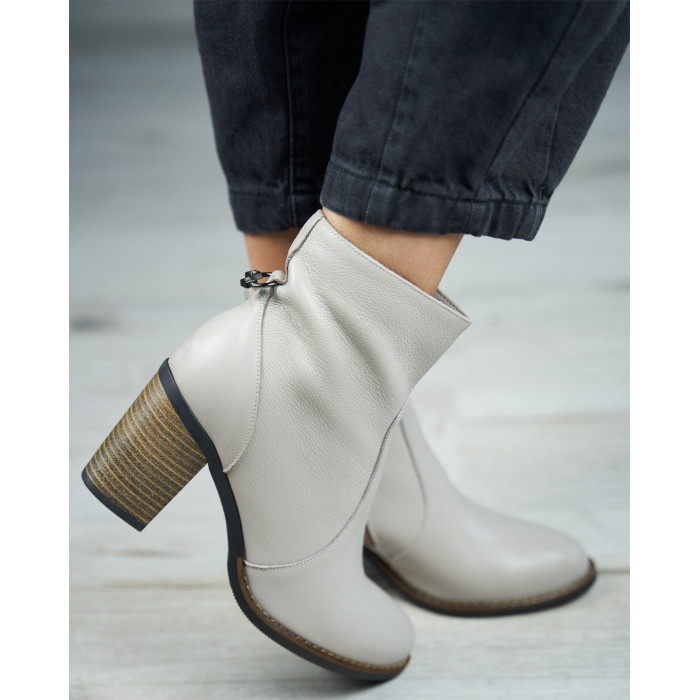 Beige insulated boots grain leather