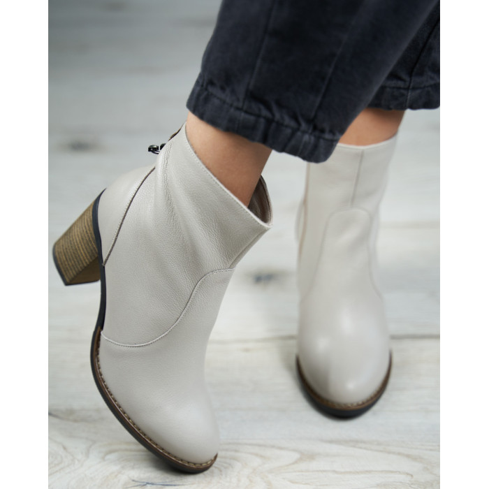 Beige insulated boots grain leather