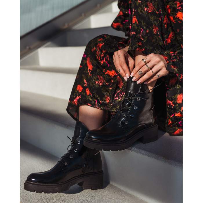 Czarne botki skóra lakierowana