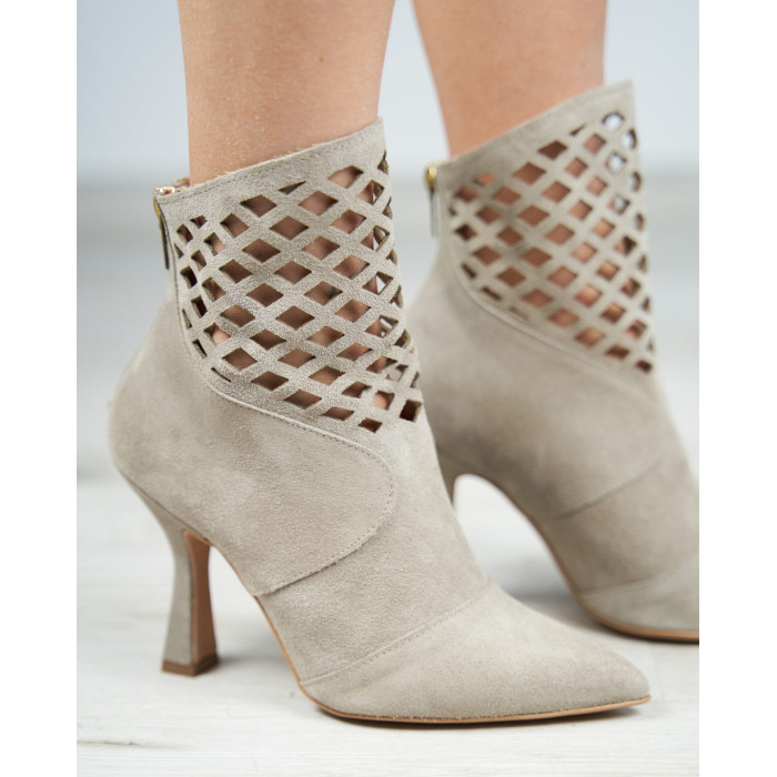 Beżowe botki ażurowe welurowe