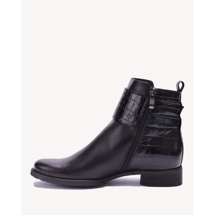 Black insulated boots grain leather