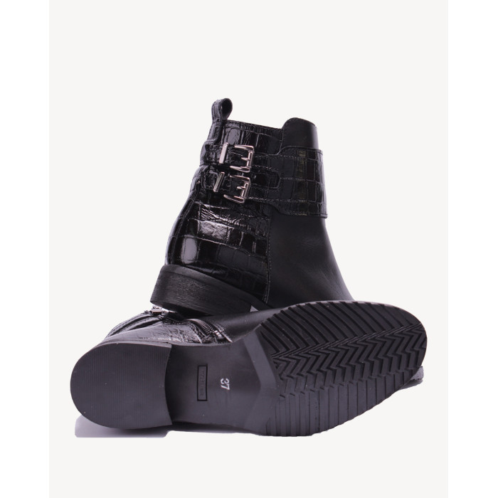 Black insulated boots grain leather