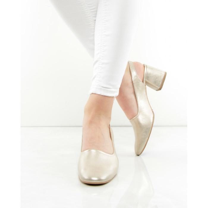 Złote czółenka z odkrytą piętą na obcasie