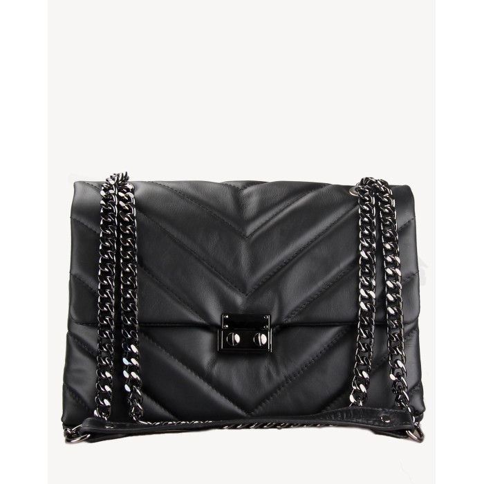 Pikowany kuferek z ozdobnym łańcuszkiem