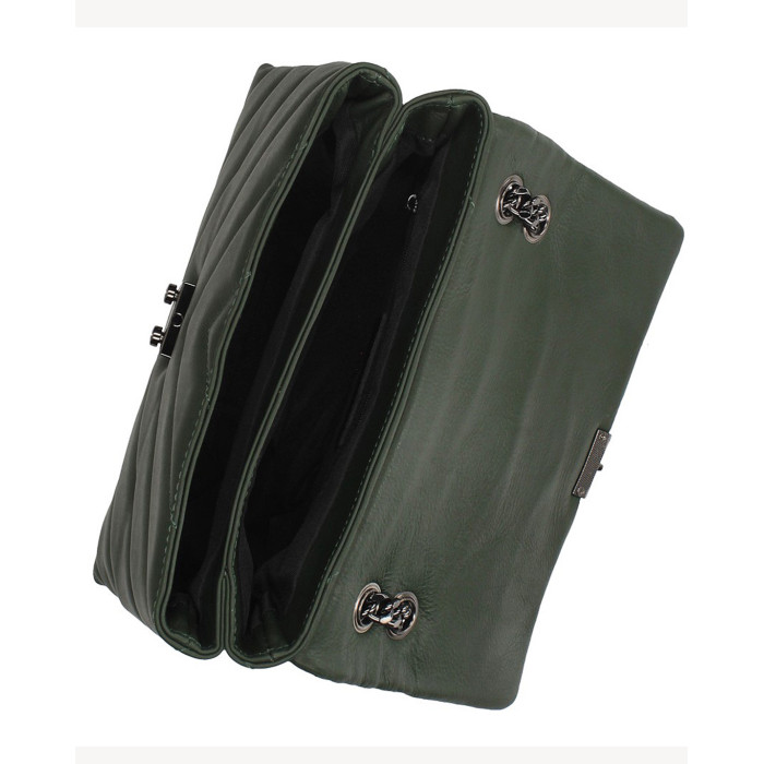 Pikowany kuferek z ozdobnym łańcuszkiem