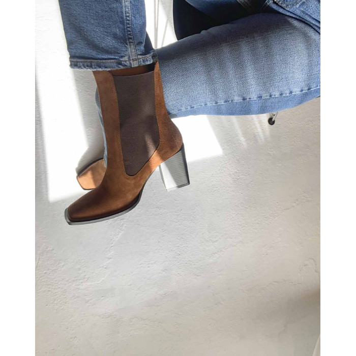 Brązowe botki na obcasie ze skóry nubukowej BOTIMO