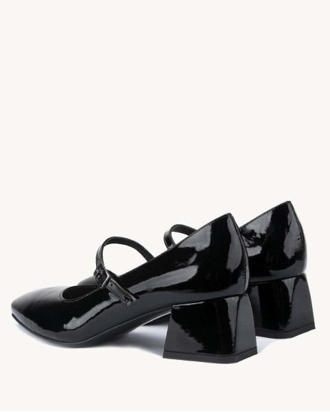 Black pumps on 3.5 cm heel