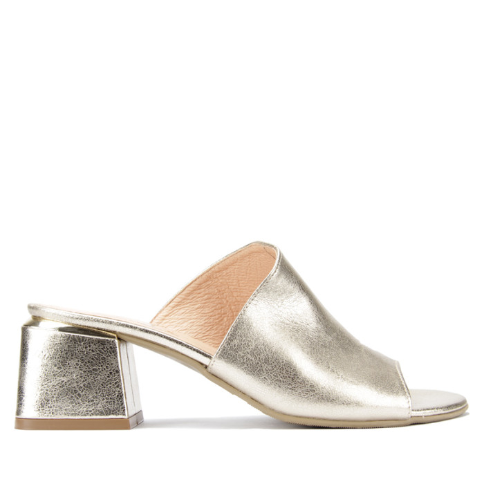 Gold flip-flops with 6 cm wide heel