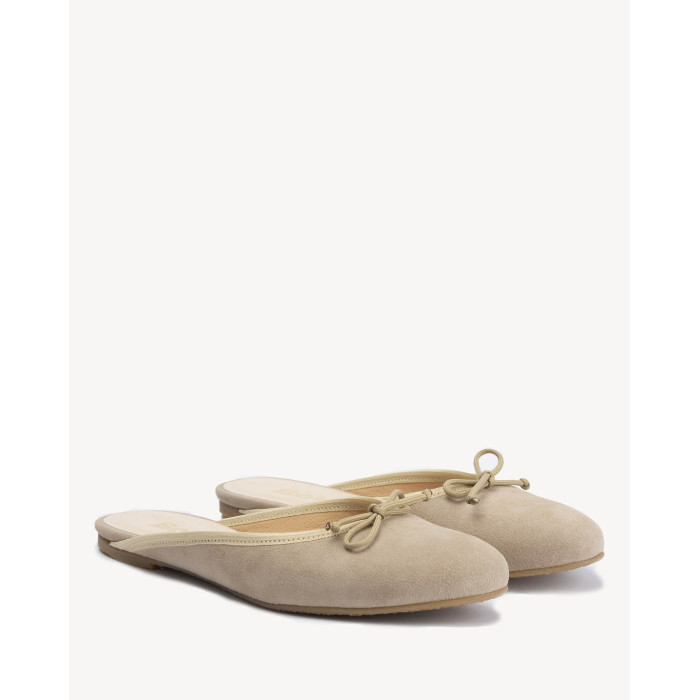 Beige suede flip-flops with built-in front