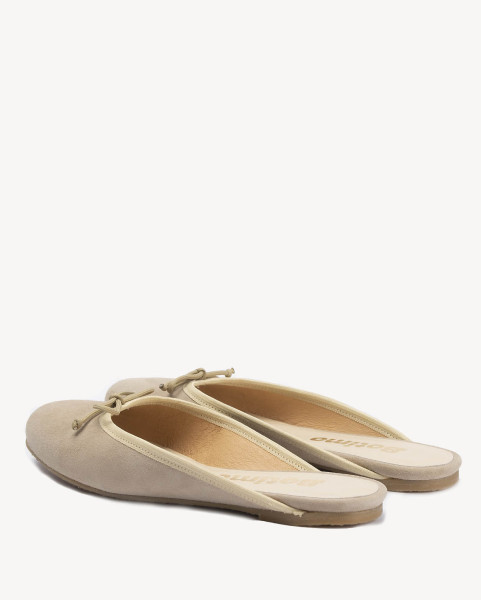 Beige suede flip-flops with built-in front