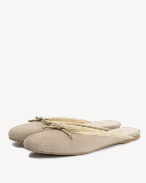 Beige suede flip-flops with built-in front