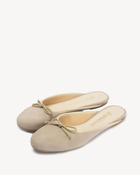 Beige suede flip-flops with built-in front