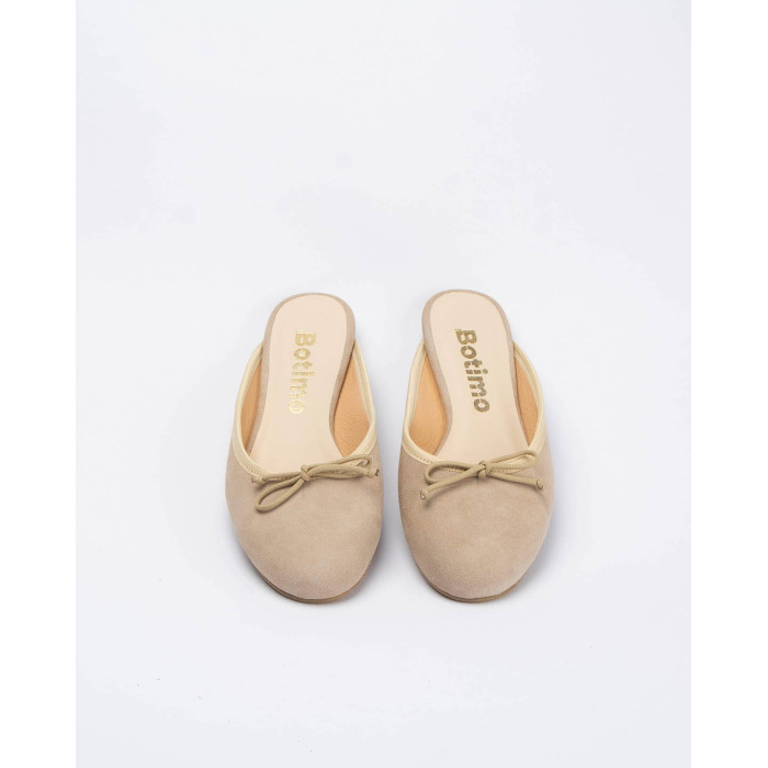 Beige suede flip-flops with built-in front