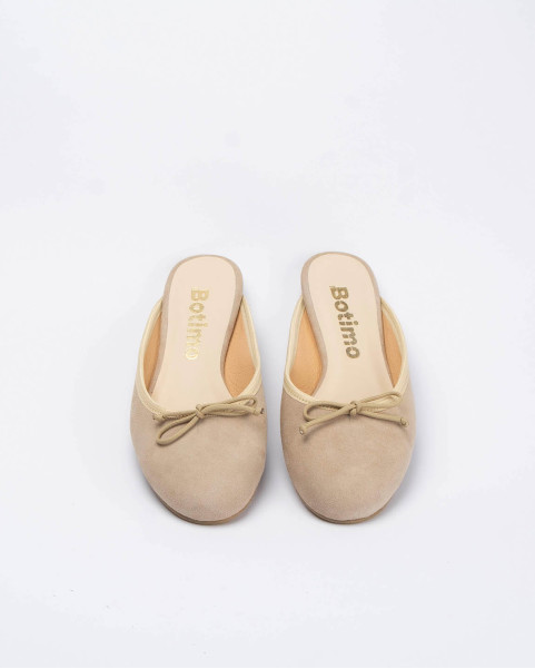 Beige suede flip-flops with built-in front