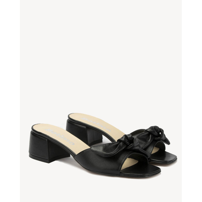 Black flip-flops on 3cm heel grain leather