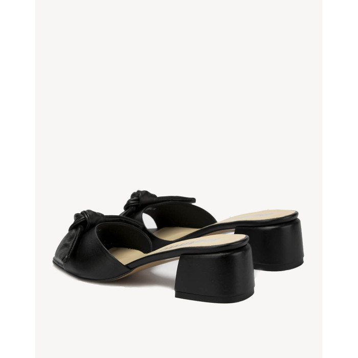 Black flip-flops on 3cm heel grain leather