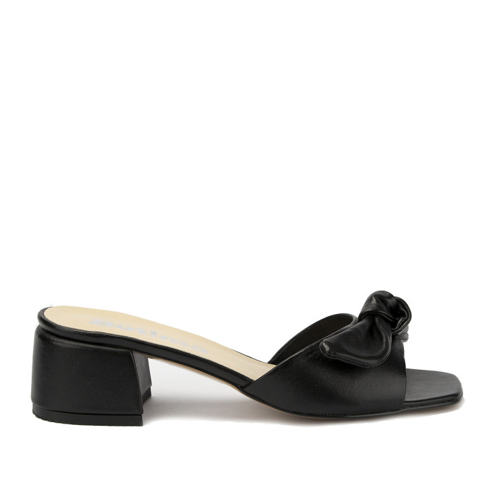 Black flip-flops on 3cm heel grain leather