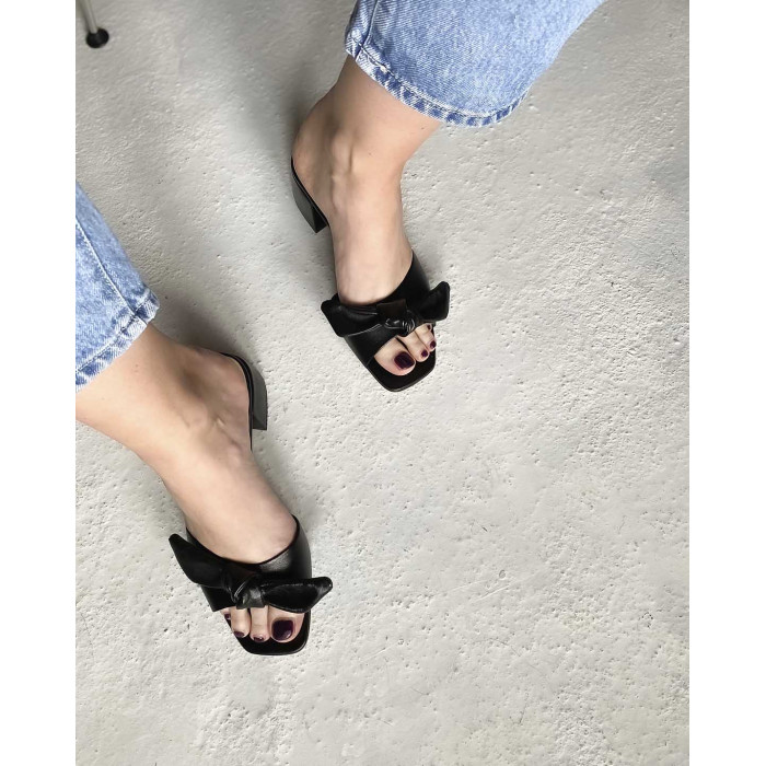 Black flip-flops on 3cm heel grain leather