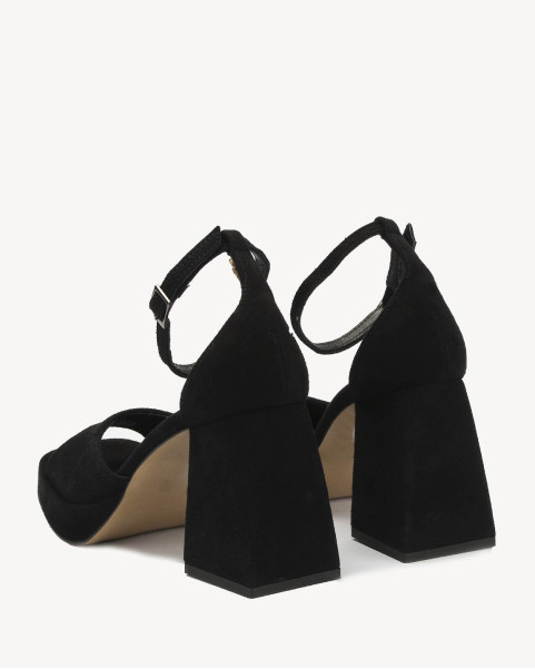 Black sandals on 7cm heel