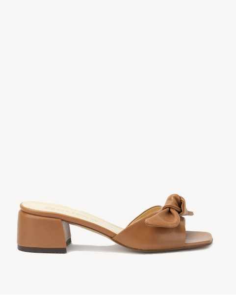 Caramel flip-flops with 3cm grain leather heel