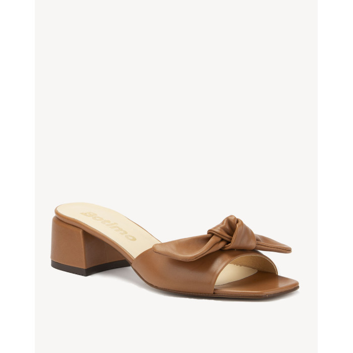 Caramel flip-flops with 3cm grain leather heel