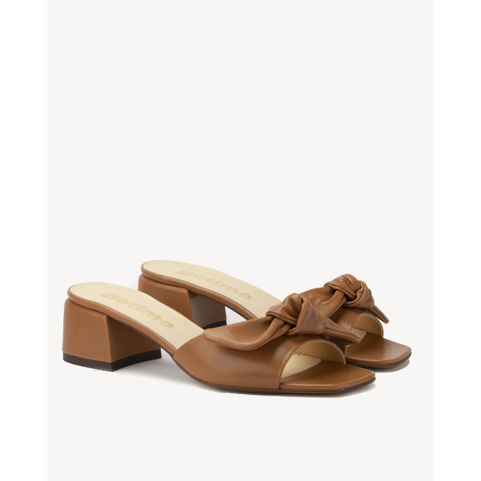 Caramel flip-flops with 3cm grain leather heel