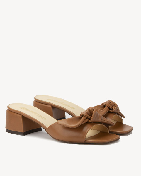 Caramel flip-flops with 3cm grain leather heel