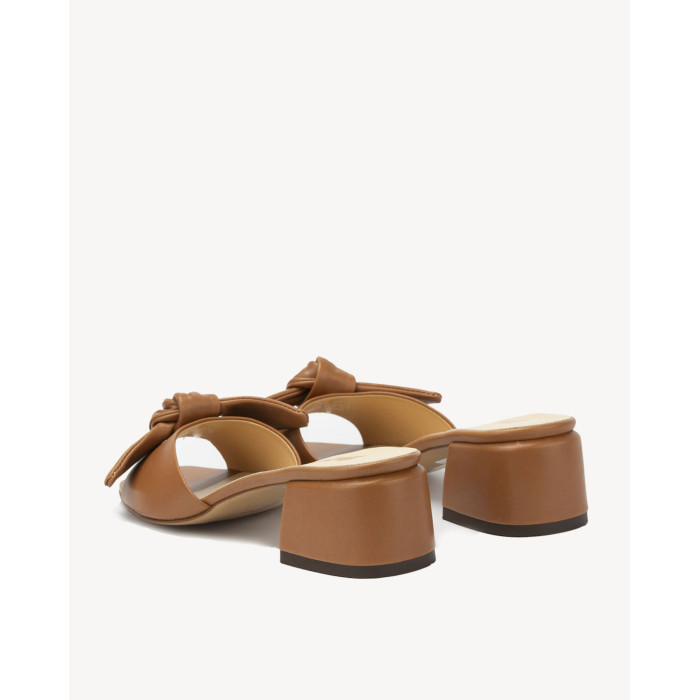 Caramel flip-flops with 3cm grain leather heel