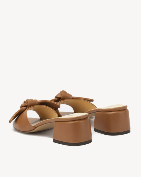 Caramel flip-flops with 3cm grain leather heel