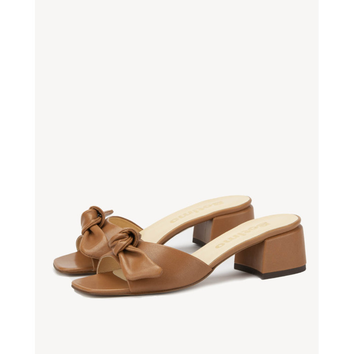 Caramel flip-flops with 3cm grain leather heel