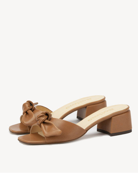 Caramel flip-flops with 3cm grain leather heel