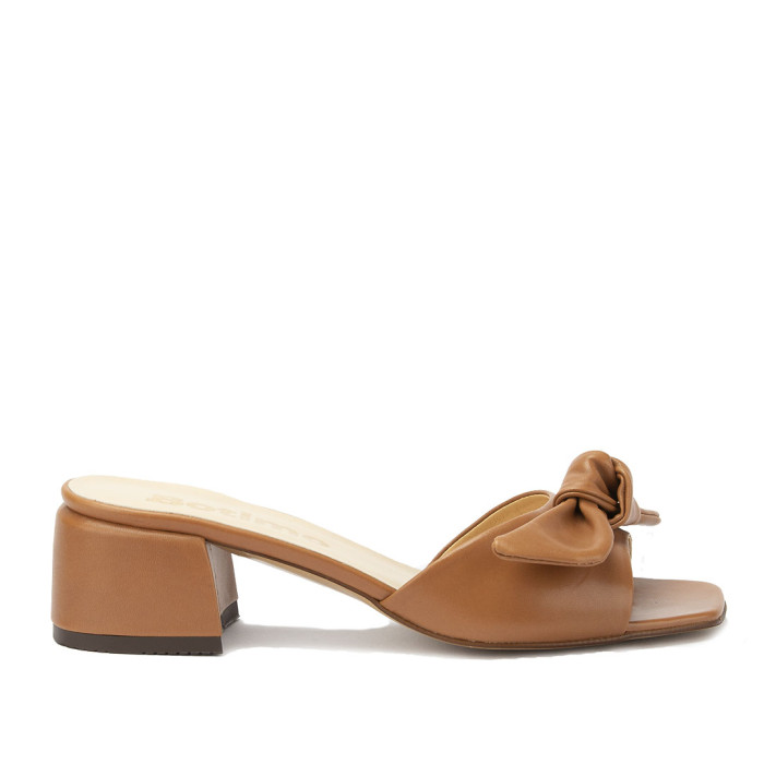 Caramel flip-flops with 3cm grain leather heel