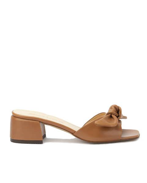 Caramel flip-flops with 3cm grain leather heel