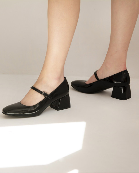 Black pumps on 3.5 cm heel